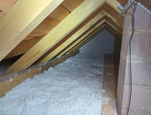 Zateplení stropu novostavby rodinného domu pomocí foukané izolace